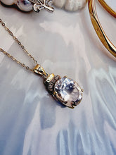 Indlæs billede til gallerivisning 10 karat guld vedhæng hvid topas & diamanter