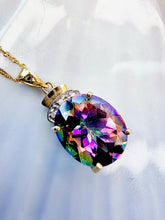 Indlæs billede til gallerivisning 10 karat guld vedhæng med mystisk topas & diamanter