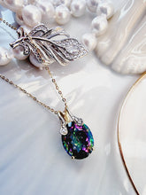 Indlæs billede til gallerivisning 10 karat guld vedhæng med stor mystisk topas & små diamanter