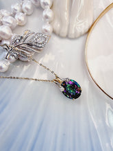 Indlæs billede til gallerivisning 10 karat guld vedhæng med stor mystisk topas & små diamanter