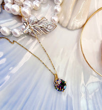 Indlæs billede til gallerivisning 10 karat guld vedhæng med mystisk topas mystisk & diamanter