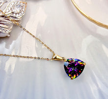 Indlæs billede til gallerivisning 10 karat guld trekantede vedhæng med mystisk topas