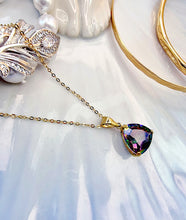 Indlæs billede til gallerivisning 10 karat guld trekantede vedhæng med mystisk topas