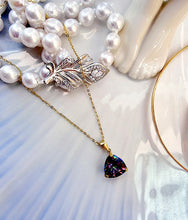 Indlæs billede til gallerivisning 10 karat guld trekantede vedhæng med mystisk topas