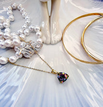 Indlæs billede til gallerivisning 10 karat guld trekantede vedhæng med mystisk topas