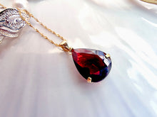 Indlæs billede til gallerivisning 10 karat guldhæng dråbeformet med granat