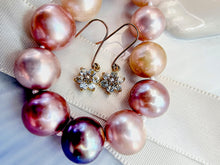 Indlæs billede til gallerivisning 10 karat guld ørehængere blomster med blå topaser & diamant