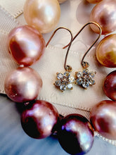 Indlæs billede til gallerivisning 10 karat guld ørehængere blomster med blå topaser & diamant