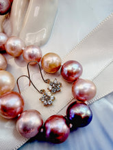 Indlæs billede til gallerivisning 10 karat guld ørehængere blomster med blå topaser & diamant