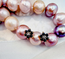 Indlæs billede til gallerivisning 10 karat guld ørestikkere, blomster safir & diamant