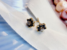 Indlæs billede til gallerivisning 10 karat guld ørestikkere, blomster safir & diamant