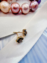 Indlæs billede til gallerivisning 10 karat guld ørestikkere, blomster safir & diamant