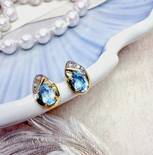 Indlæs billede til gallerivisning 10 karat guld ørestikkere med blå topas & diamanter