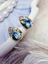Indlæs billede til gallerivisning 10 karat guld ørestikkere med blå topas & diamanter