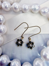 Indlæs billede til gallerivisning 10 karat guld ørehængere, blomster safir & diamant