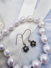 Indlæs billede til gallerivisning 10 karat guld ørehængere, blomster safir & diamant