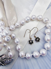 Indlæs billede til gallerivisning 10 karat guld ørehængere, blomster safir & diamant