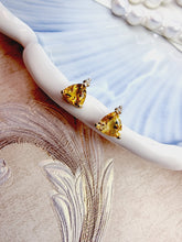 Indlæs billede til gallerivisning 10 karat guld ørestikkere trekantede med citrin & diamant