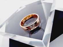 Indlæs billede til gallerivisning Bred 18 karat guld ring med diamanter, hjerte ❤️