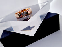 Indlæs billede til gallerivisning Bred 18 karat guld ring med diamanter, hjerte ❤️