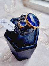 Indlæs billede til gallerivisning Bred håndlavet ring med facetslebet kyanite! UNIKUM