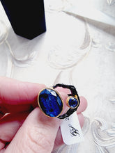 Indlæs billede til gallerivisning Bred håndlavet ring med facetslebet kyanite! UNIKUM