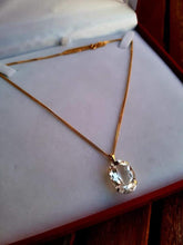 Indlæs billede til gallerivisning 10 karat guld vedhæng med stor hvid topas! ❤️