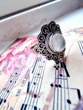 Indlæs billede til gallerivisning Smuk håndlavet statement ring med smuk cabochon slebet månesten!