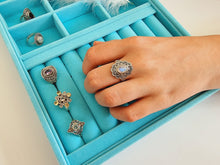 Indlæs billede til gallerivisning Smuk håndlavet statement ring med smuk cabochon slebet månesten!