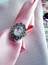 Indlæs billede til gallerivisning Smuk håndlavet statement ring med smuk cabochon slebet månesten!