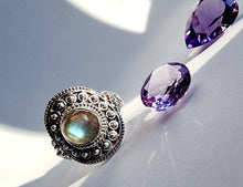 Indlæs billede til gallerivisning Smuk håndlavet statement ring med cabochon slebet laborit!
