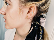 Indlæs billede til gallerivisning Bred earcuff med funklende sten. Sterling sølv/guldbelagt
